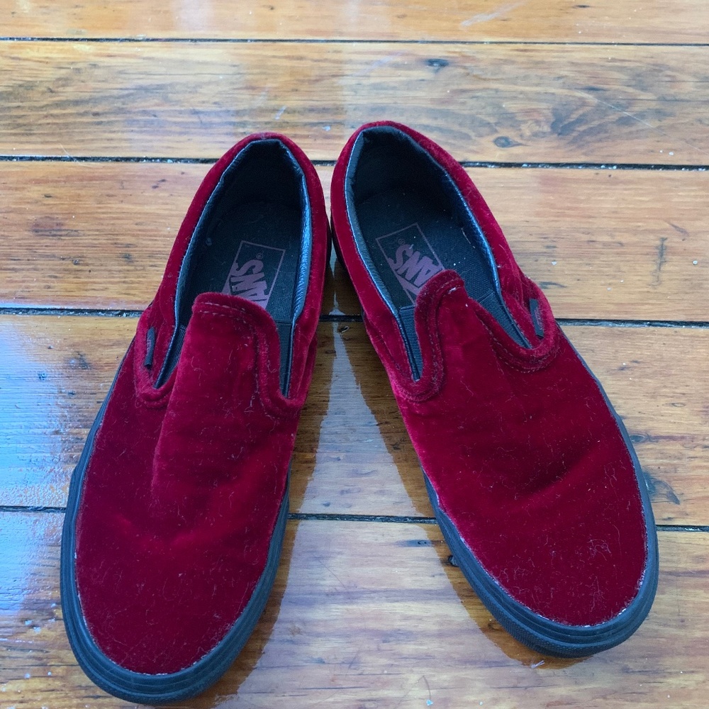 Maroon velvet cans